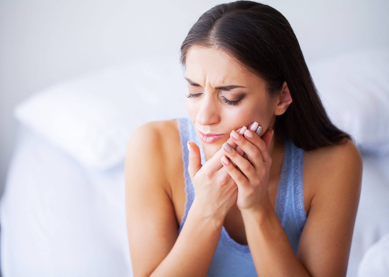 What risks are associated with untreated tooth sensitivity linked to gum disease